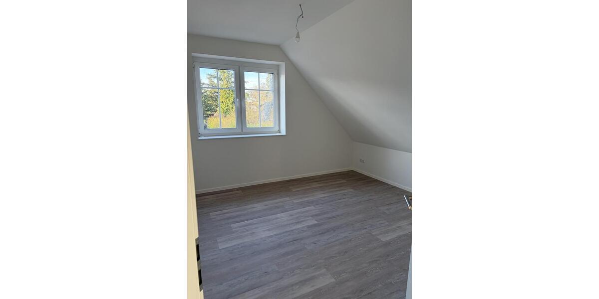 Dachgeschoßwohnung Brackel - 4 Zimmer, 95 m&sup2;, 1.470&euro; | Angebot:23766383