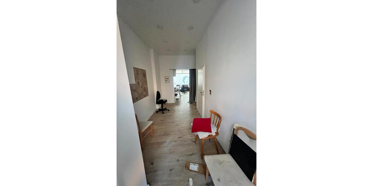 Ladenlokal, Büro, Lagerraum mit WC. zimmer