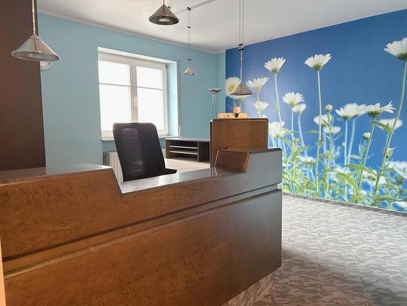 Voll eingerichtete Arztpraxis im 1. Obergeschoss mit Personenaufzug (barrierefrei) und PKW-Stellplatz sofort zu vermieten! zimmer