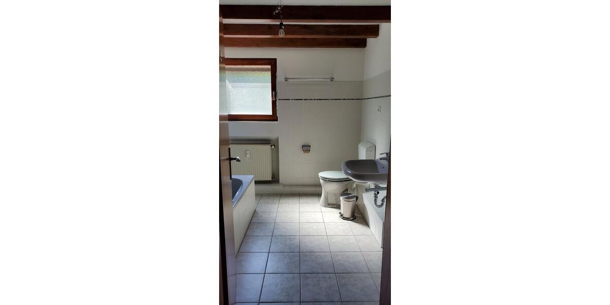 Großzügige 3-Zimmer-DG-Wohnung mit Einbauküche zimmer