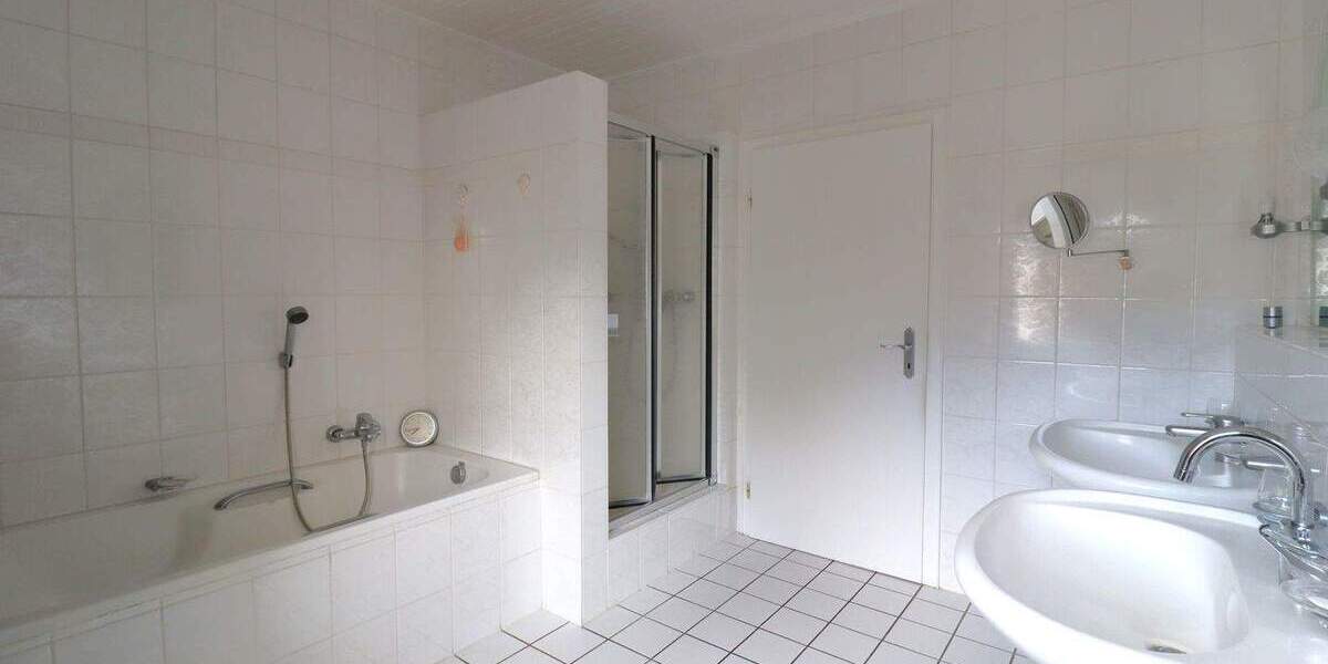 Großzügige 2,5 Zimmer Erdgeschosswohnung mit Wintergarten, Garage und Garten 2 zimmer