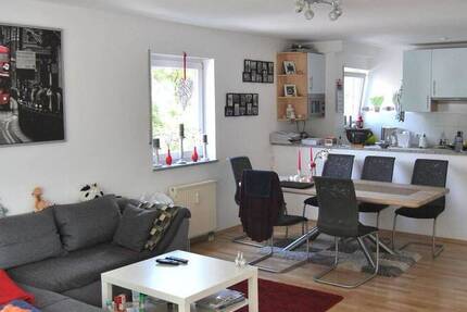 Helle, gepflegte 2-Zimmerwohnung mit Balkon, Tageslichtbad, Einbauküche, Keller und Tiefgarage.