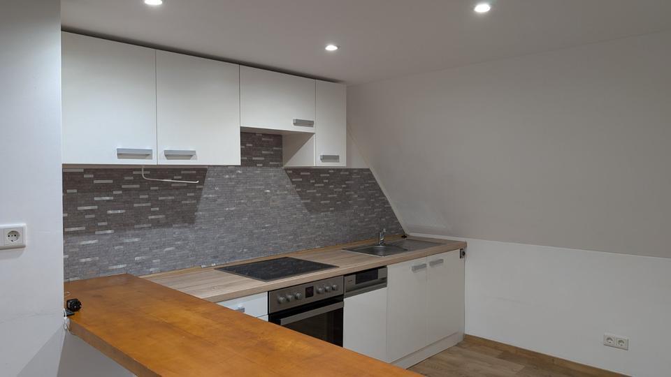 Renovierte Dachgeschosswohnung in Oberasbach (Nähe S-Bahnhof, 8 m zimmer