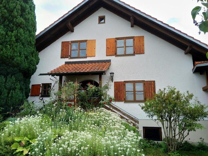 Schönes, freistehendes Einfamilienhaus mit großem Garten & Garage