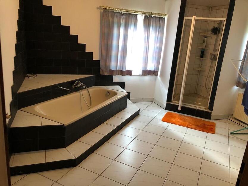 Große Wohnung mit über 200qm Fläche und vielen Zimmern