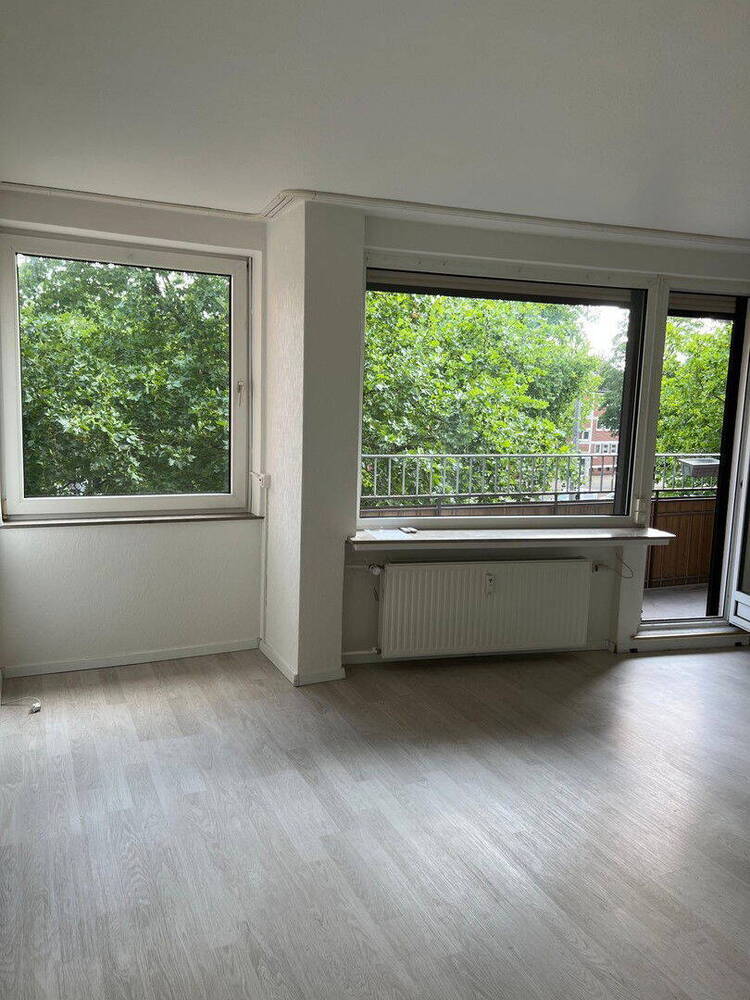 Frisch renovierte 3-Zi.-Whg., EBK, Balkon, Loggia, DG-Raum in zentraler Lage Bremen-Walle