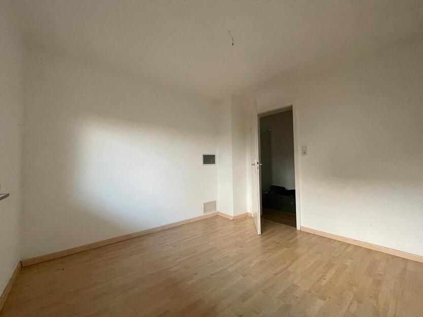 1 Zimmer Möbliert in 3er WG (ca. 10qm oder 15 qm)