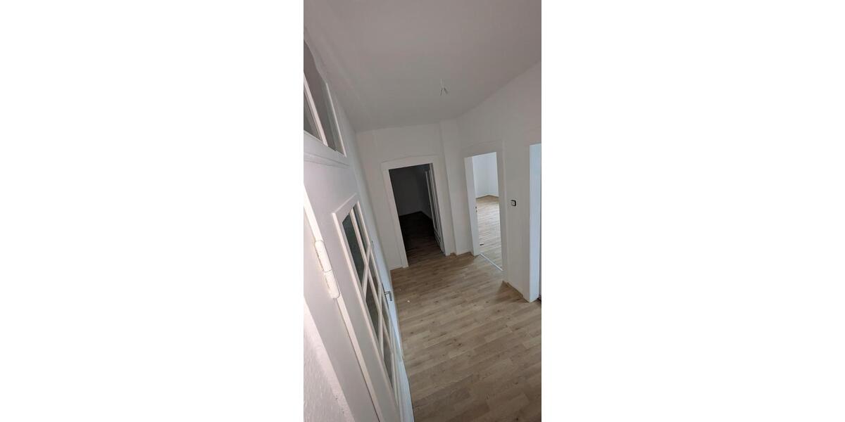 Charmante neurenovierte 3-Zimmer-Wohnung mit moderner Küche im 1. Obergeschoss 3 zimmer