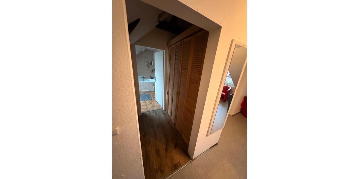 Dachgeschoßwohnung Lage - 3 Zimmer, 66 m&sup2;, 500&euro; | Angebot:25238954