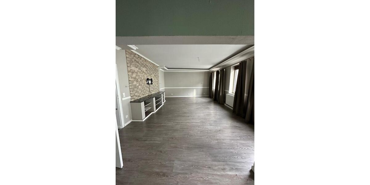 Dachgeschoßwohnung Strausberg - 5 Zimmer, 250 m&sup2;, 2.250&euro; | Angebot:25044276