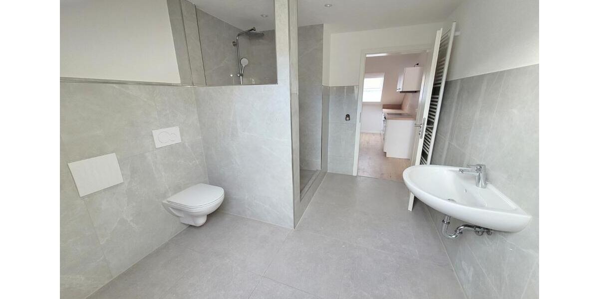 *Erstbezug* 4 Zimmer DG-Wohnung mit Einbauküche - ab sofort 4 zimmer