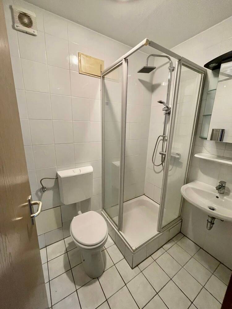 Helle DachWohnung mit Balkon EBK und PKW-Stellplatz!