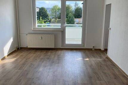 Kleine Single-Wohnung mit Wanne und großem Balkon