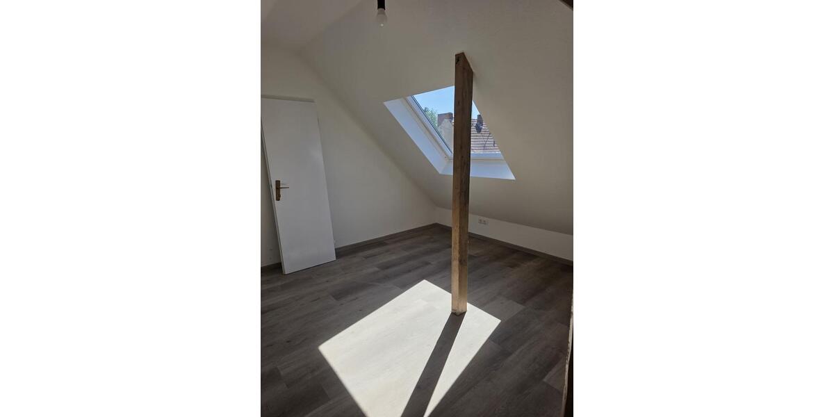 Dachgeschoßwohnung Essen Stadtbezirk III - 4 Zimmer, 102 m&sup2;, 850&euro; | Angebot:26539976
