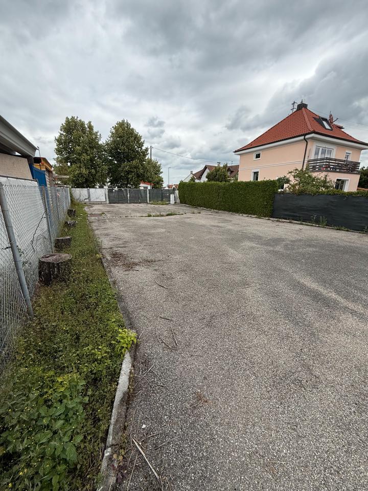 Freifläche ca. 330 qm mit eigenem Tor
