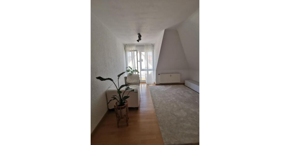 Helle 2 Zimmer DG Wohnung mit Balkon und Garage 2 zimmer