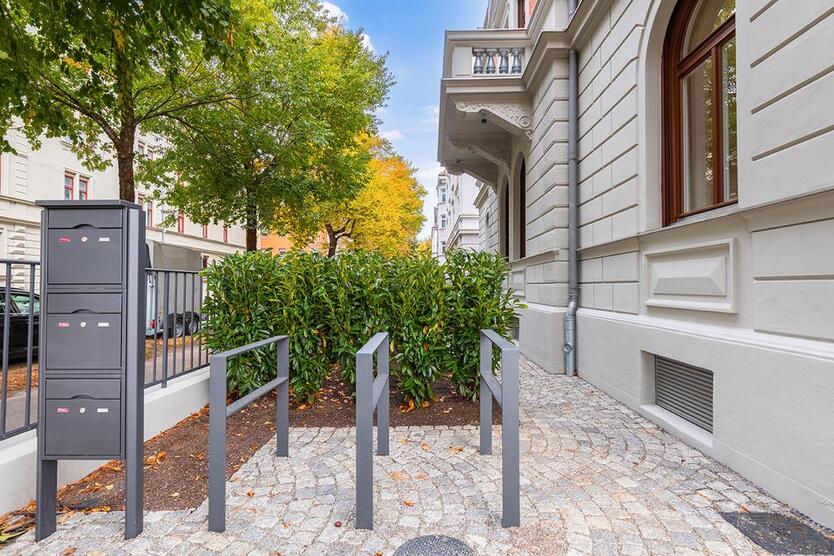 5-Zimmer-Wohnung im ersten Obergeschoss einer herrschaftlich sanierten Jugendstilvilla mit Balkon zimmer