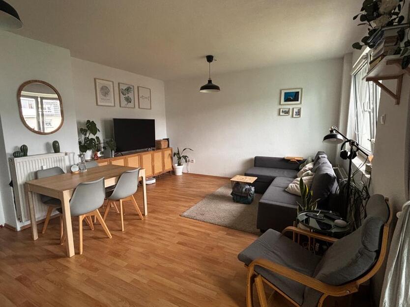 Zwischenmiete: Helle möblierte 1,5-Zimmer-Wohnung mit Balkon zimmer