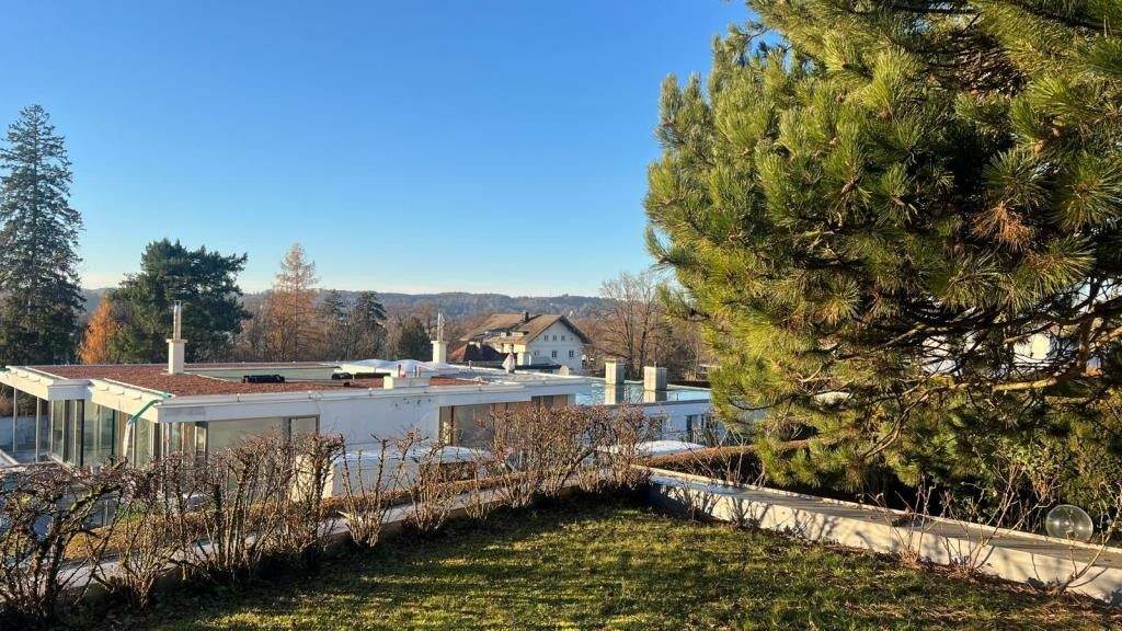 Bungalow Berg Kempfenhausen - 7 Zimmer, 210 m&sup2;, 4.500&euro; | Angebot:23975307