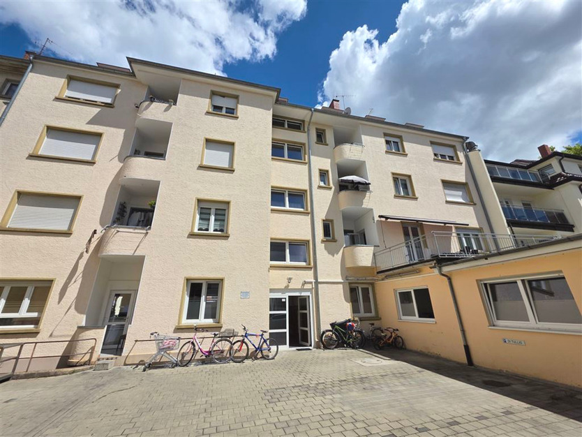 große Wohnung im 3.OG, voll möbliert.