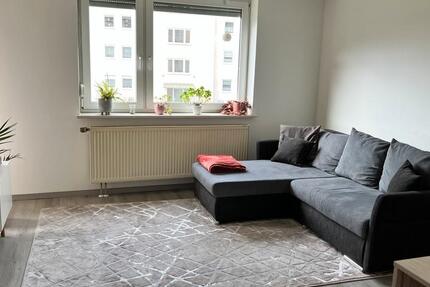 (Nur Frau) Möbliertes WG-Zimmer nahe Saturn Arena ab Februar 3 zimmer