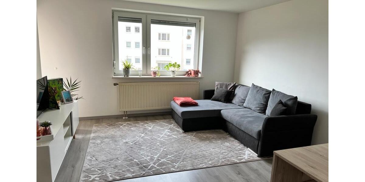 (Nur Frau) Möbliertes WG-Zimmer nahe Saturn Arena ab Februar 3 zimmer