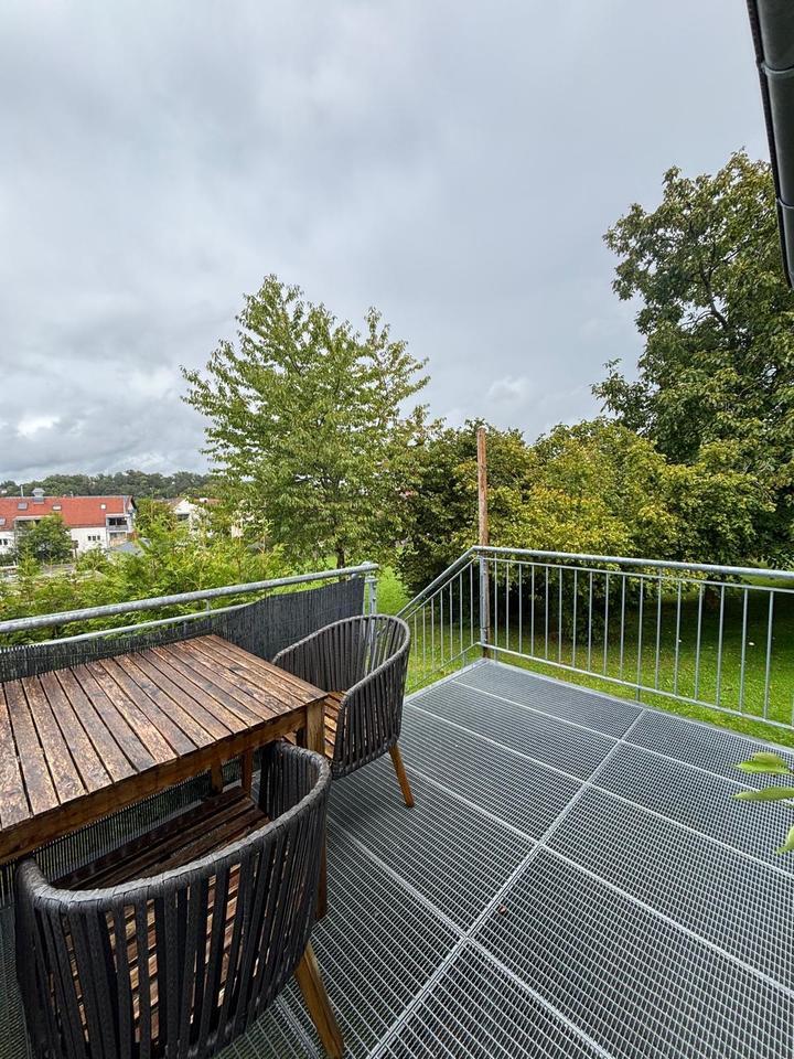 Schöne, helle Wohnung in Fzell mit gr. Balkon Gartenteil
