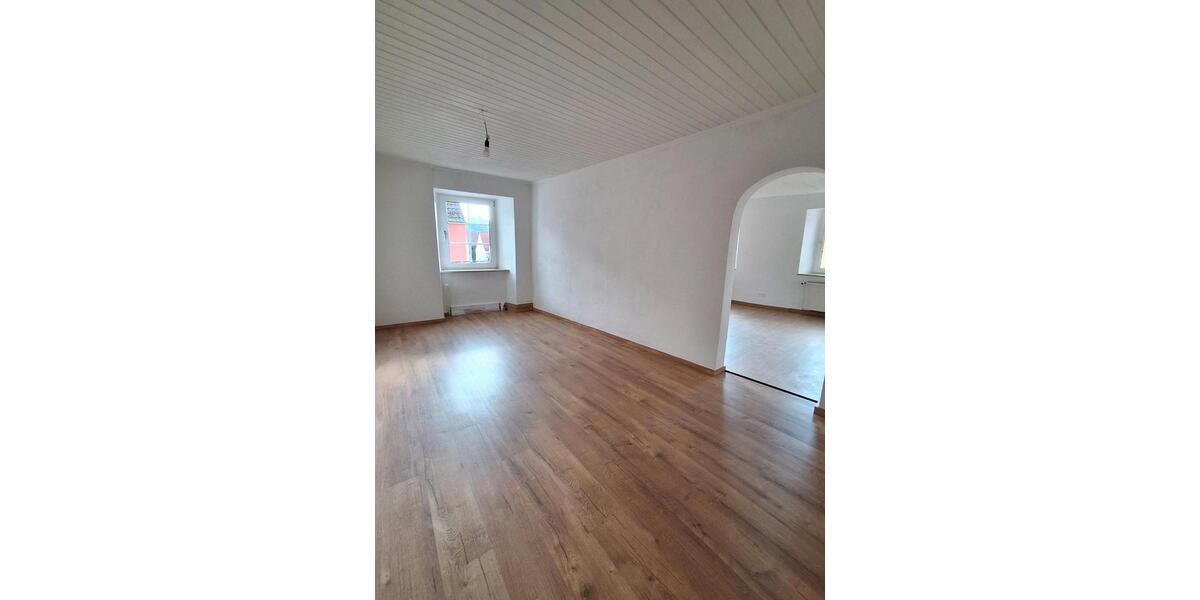 Etagenwohnung Neustadt an der Waldnaab - 5 Zimmer, 110 m&sup2;, 1.200&euro; | Angebot:26253658
