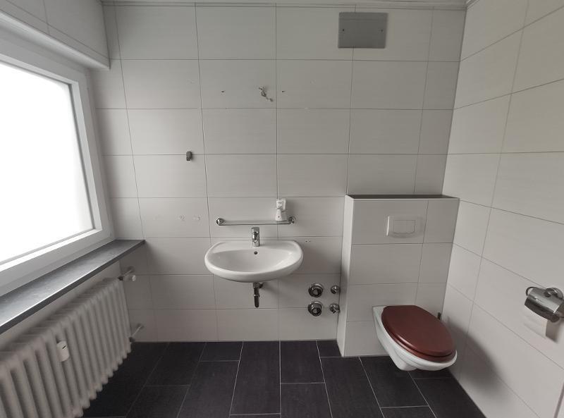 3- Zi. DG Wohnung mit 2 Balkonen und Garage