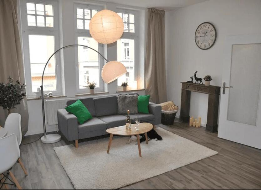 Tolle 2 Zimmer Stadtmitte, SN, ruhig, neuwertig mit schöner Einbauküche zimmer