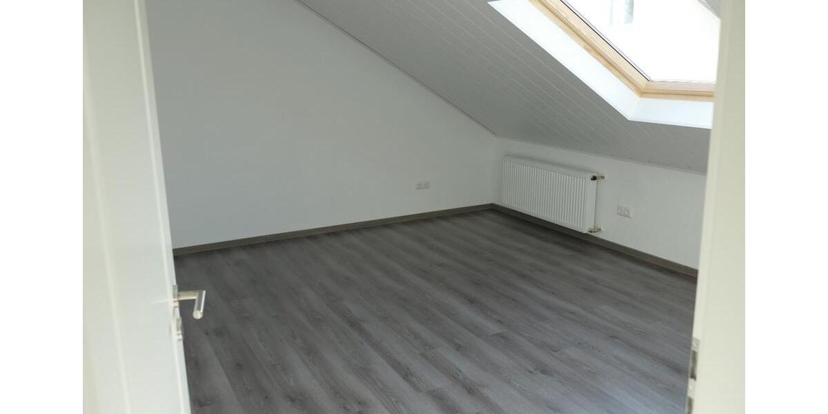 Dachgeschoßwohnung Gückingen - 3.5 Zimmer, 85 m&sup2;, 600&euro; | Angebot:25883292