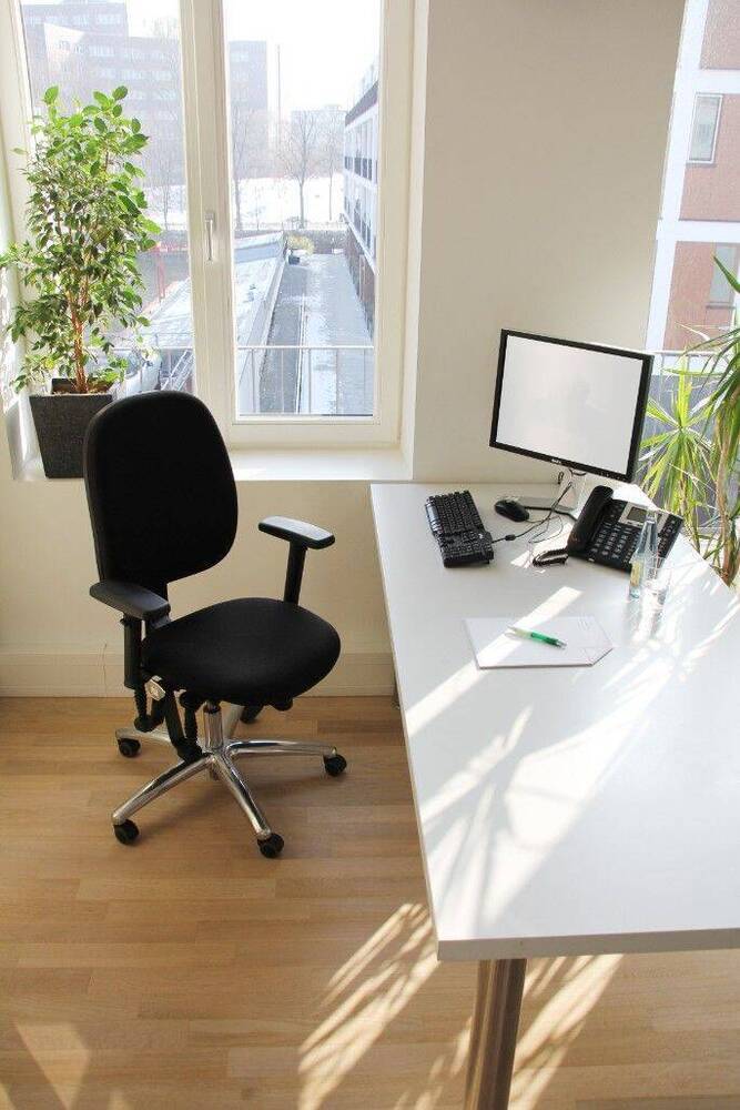 Büro und Schreibtische auf heller, geräumiger Fläche - All-in-Miete