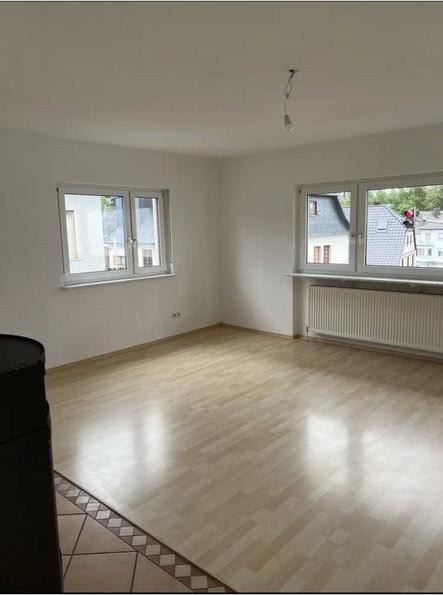 Renovierte Wohnung mit drei Zimmern, Kamin, Balkon und EBK