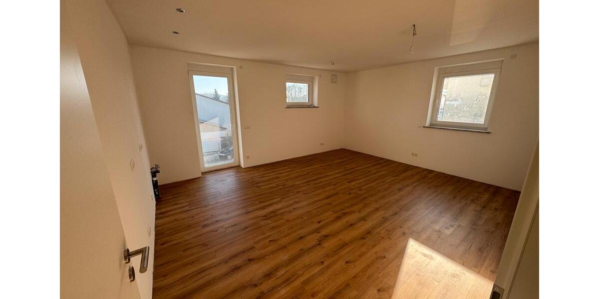 Erdgeschoßwohnung Weiden in der Oberpfalz - 3 Zimmer, 70 m&sup2;, 815&euro; | Angebot:25992278