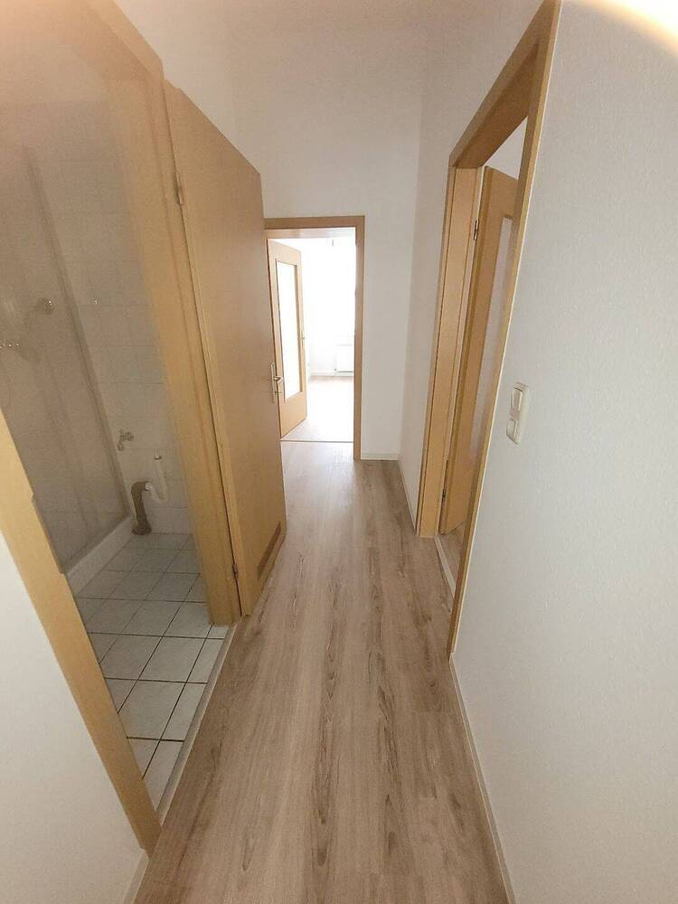 NEU: Ab sofort, frisch sanierte KTV-Whg. mit neuem Bodenbelag, ohne EBK, Gem.- Garten