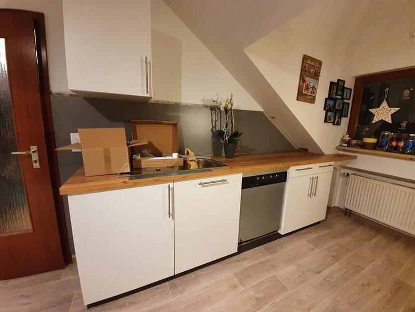 Moderne 2-Zimmer-Dachgeschoßwohnung mit Einbauküche und Balkon - zentral gelegen in Gunzenhausen