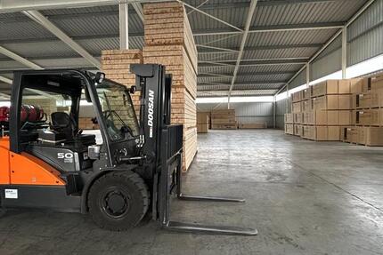 Hallenlagerfläche mit Be- und Entladeservice zimmer