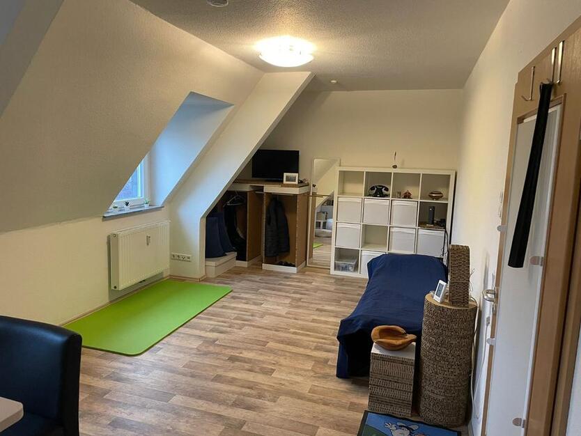 Helle, gemütliche 1-Zimmer Single-Wohnung im Dachgeschoss