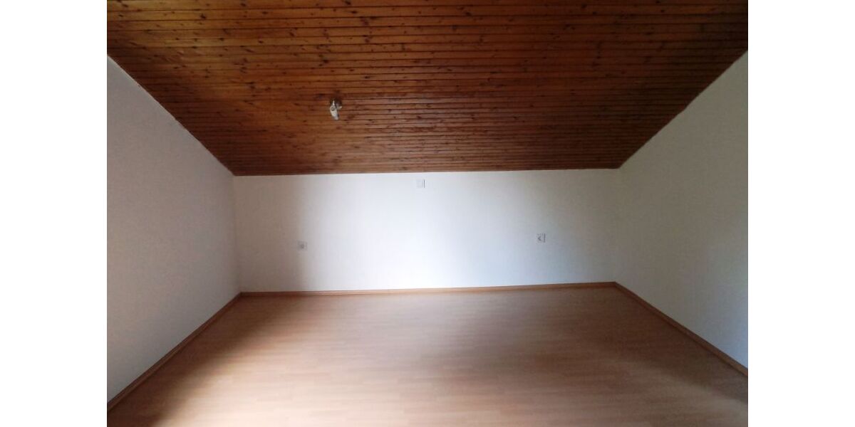 Gemütliche 3 Zimmer Dachgeschosswohnung mit EBK und Balkon - Dachgeschoßwohnung Weil im Schönbuch | Angebot:25239500