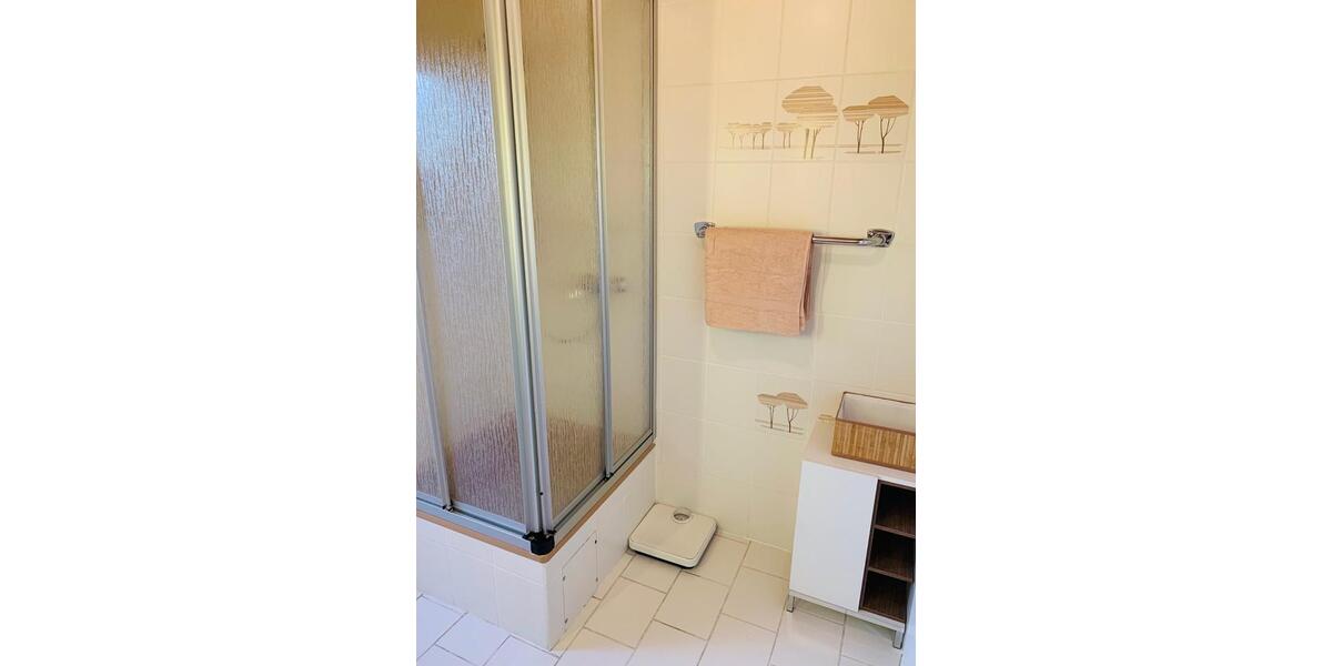 Renovierte und voll möblierte DG-Wohnung für Single-Person zimmer