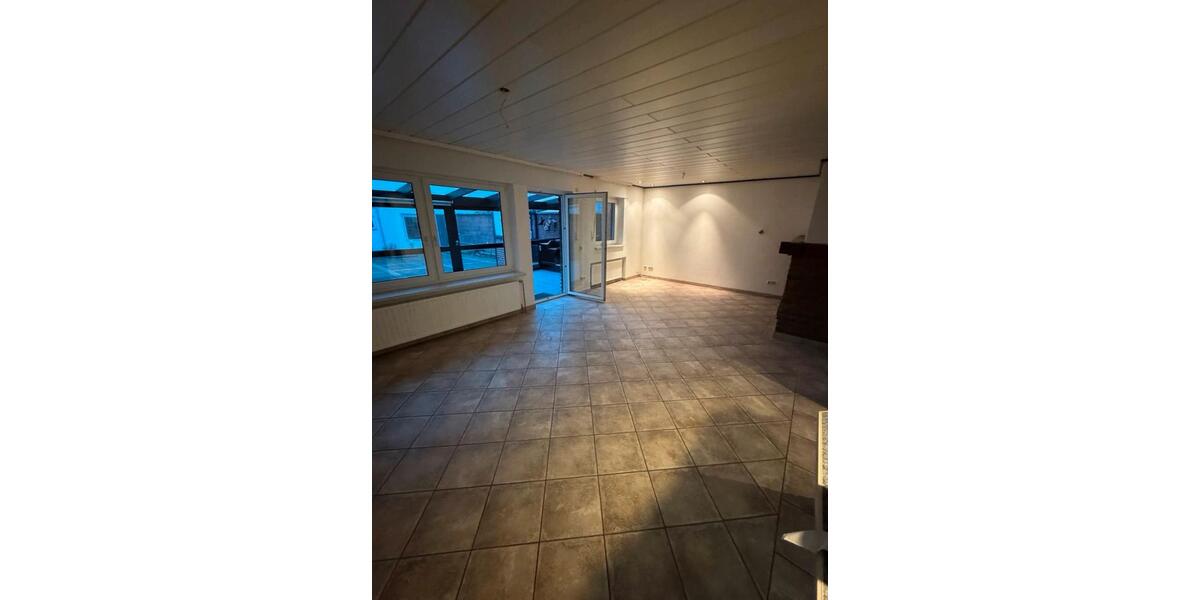 Erdgeschoßwohnung Grevenbroich Neuenhausen - 4 Zimmer, 130 m&sup2;, 1.500&euro; | Angebot:24840289