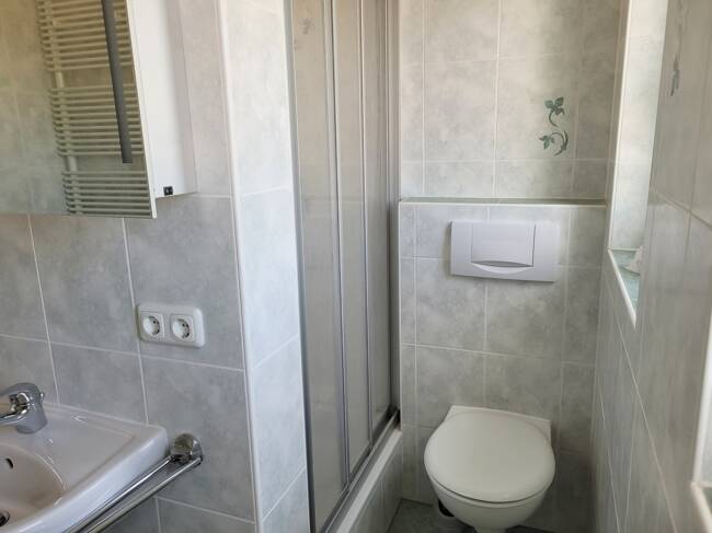 Helle Wohnung im Hochparterre eines neu renovierten 2-Parteien-Miethauses, mit Terrasse, Garten,etc!