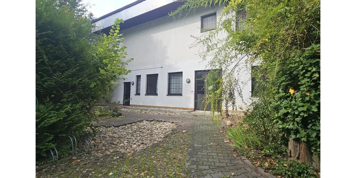 Außergewöhnliche Gewerbefläche für Kosmetik, Sport, Musik, Kunst oder ärztliche Einrichtungen mit viel Platz und kleinem Außenbereich, Parkplatzanmietung möglich zimmer