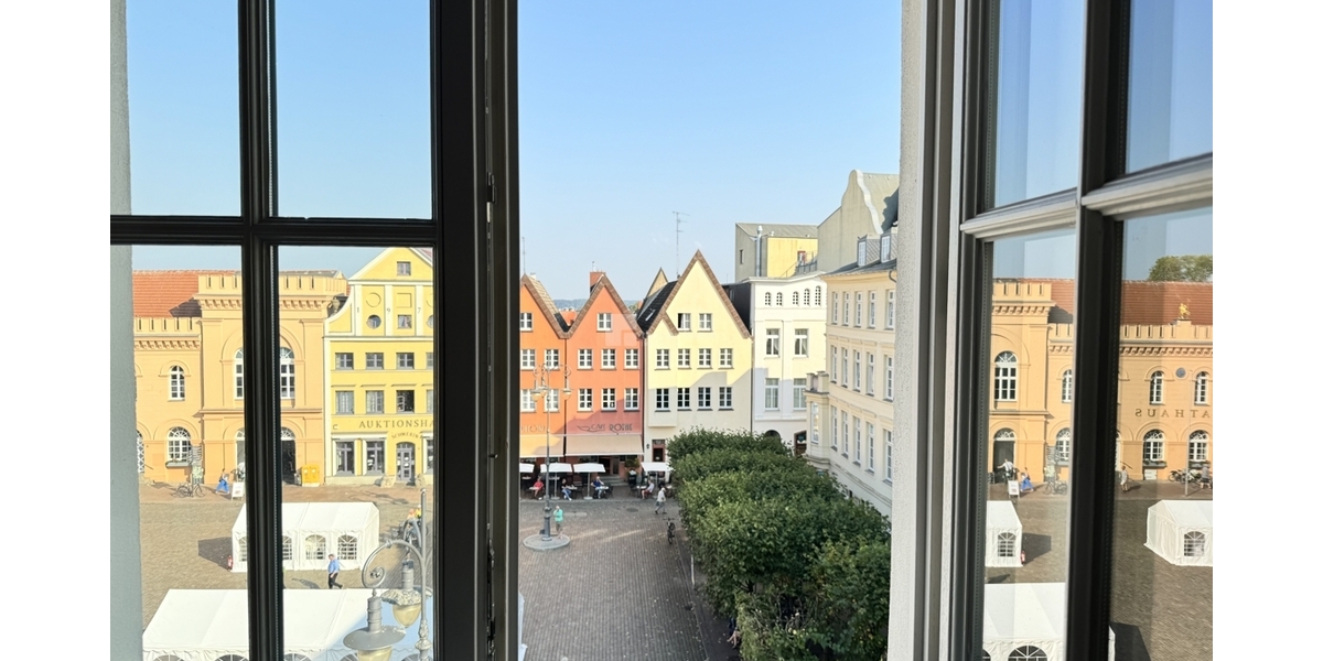Wohnen mit Weltkulturerbe: 2-Zimmer-Wohnung mit Balkon, Fahrstuhl & Ausblick - Etagenwohnung Schwerin Altstadt | Angebot:26614880
