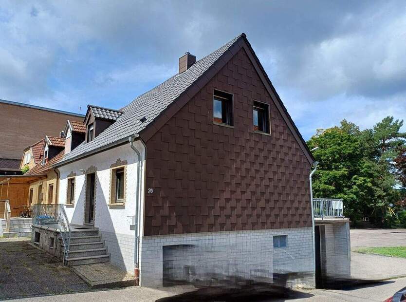 Top gepflegtes Einfamilienhaus mit großem Balkon und Garage im Haus, in ruhiger Sackgasse von St. Ingbert, Nähe Innenstadt (zentral und doch ruhig)