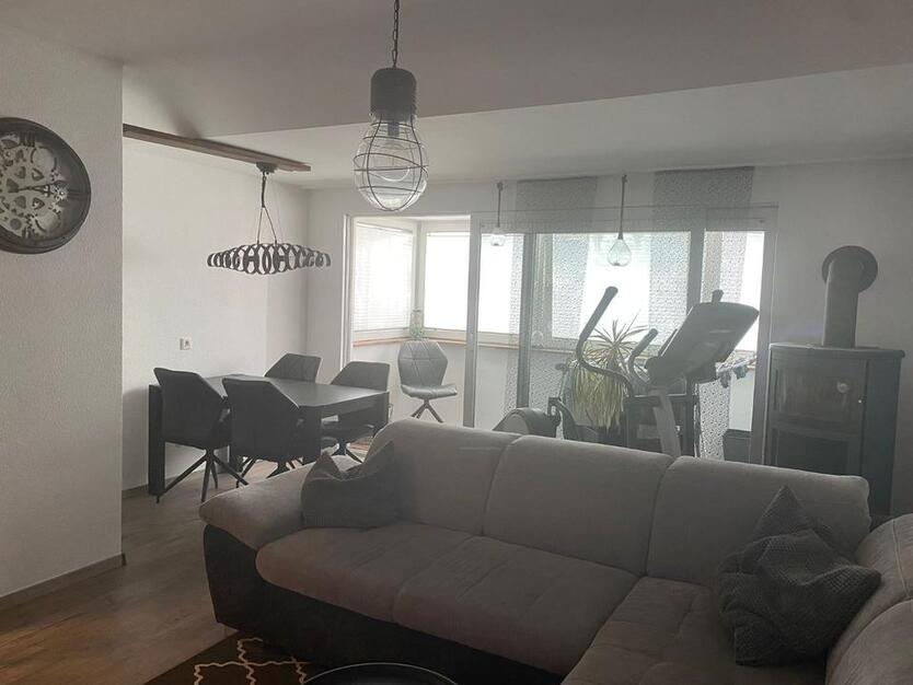 Charmante 3-Zimmer-Wohnung mit Kamin, sonniger Loggia und EBK