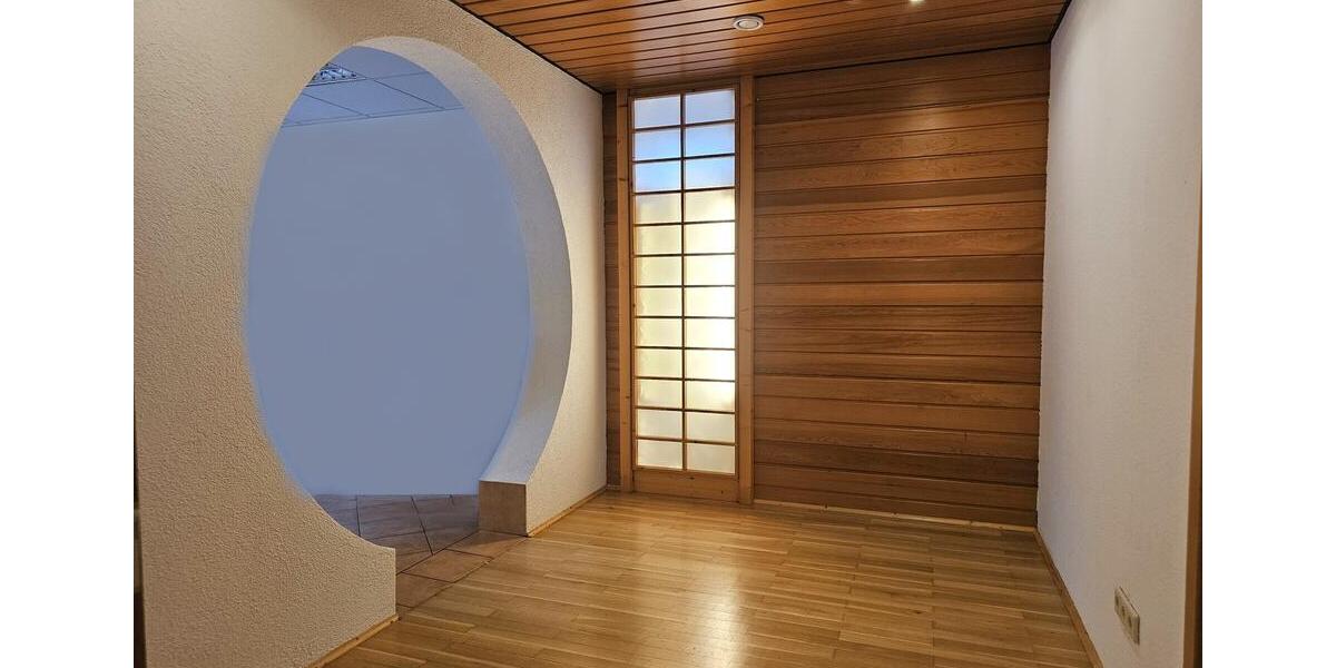 Außergewöhnliche Gewerbefläche für Kosmetik, Sport, Musik, Kunst oder ärztliche Einrichtungen mit viel Platz und kleinem Außenbereich, Parkplatzanmietung möglich zimmer