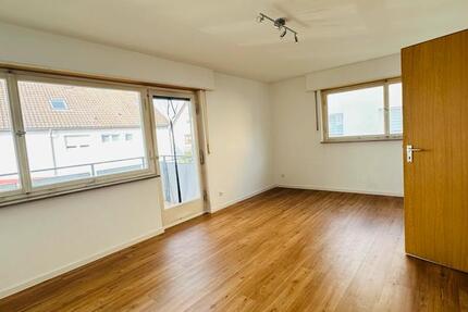 Helle 2-Zimmer-Wohnung mit Balkon und Stellplatz zimmer