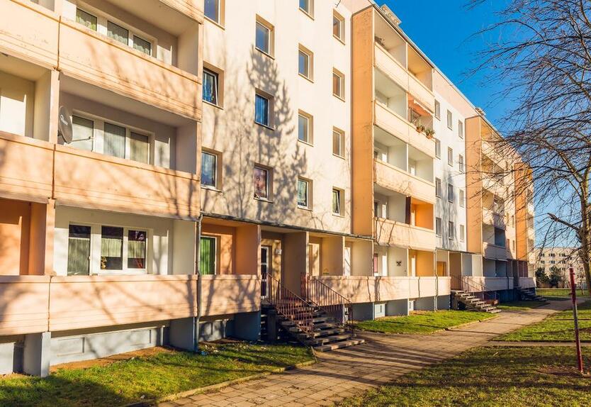 Lichtdurchflutete Wohnung mit Balkon & praktischer Nähe zu Bildungseinrichtungen.