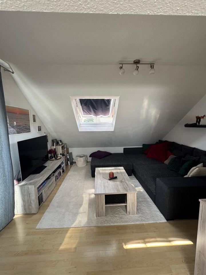 Helle 2-Zimmer DG-Wohnung mit Balkon